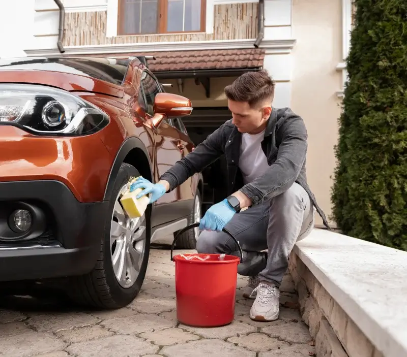 Lavage auto à domicile Noël-Cerneux : professionnel intervenant sur un véhicule